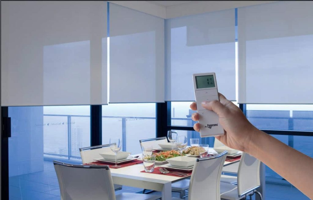 Cortinas enrollables motorizadas para comedor en Medellín con control remoto inalámbrico.