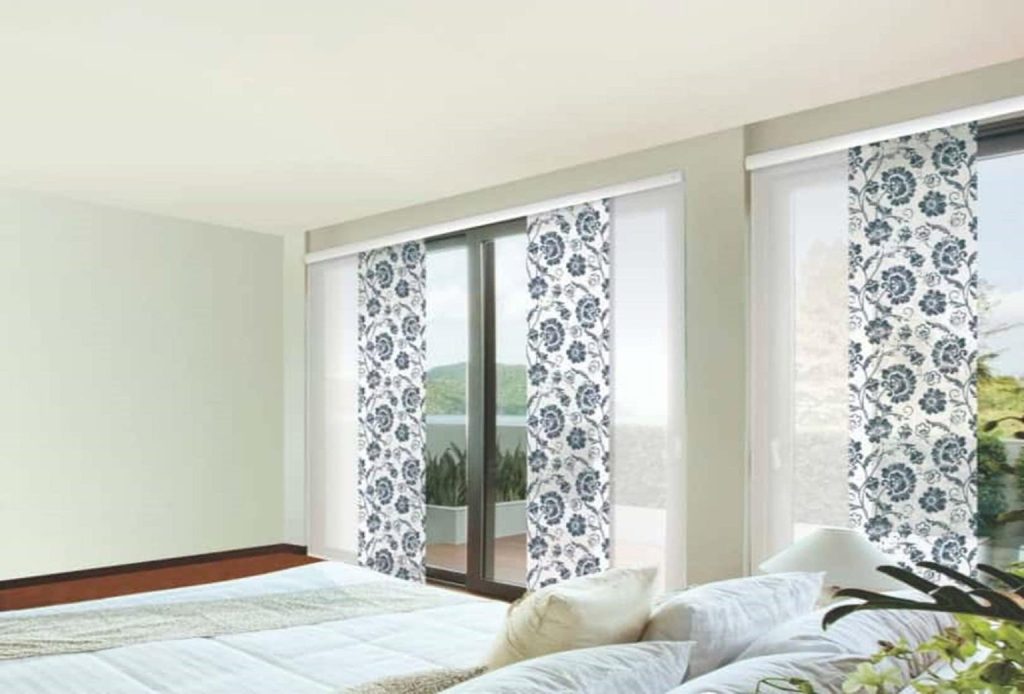 Cortina panel japonés con estampado floral de inspiración botánica para salas frescas.