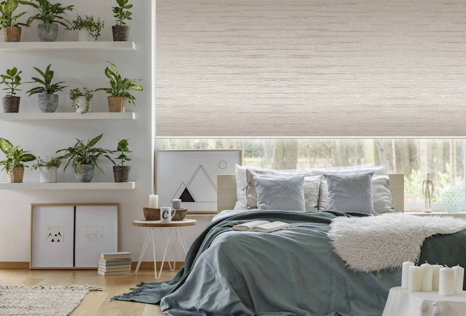 Cortina enrollable con textura de relieve horizontal para habitación en Medellín.