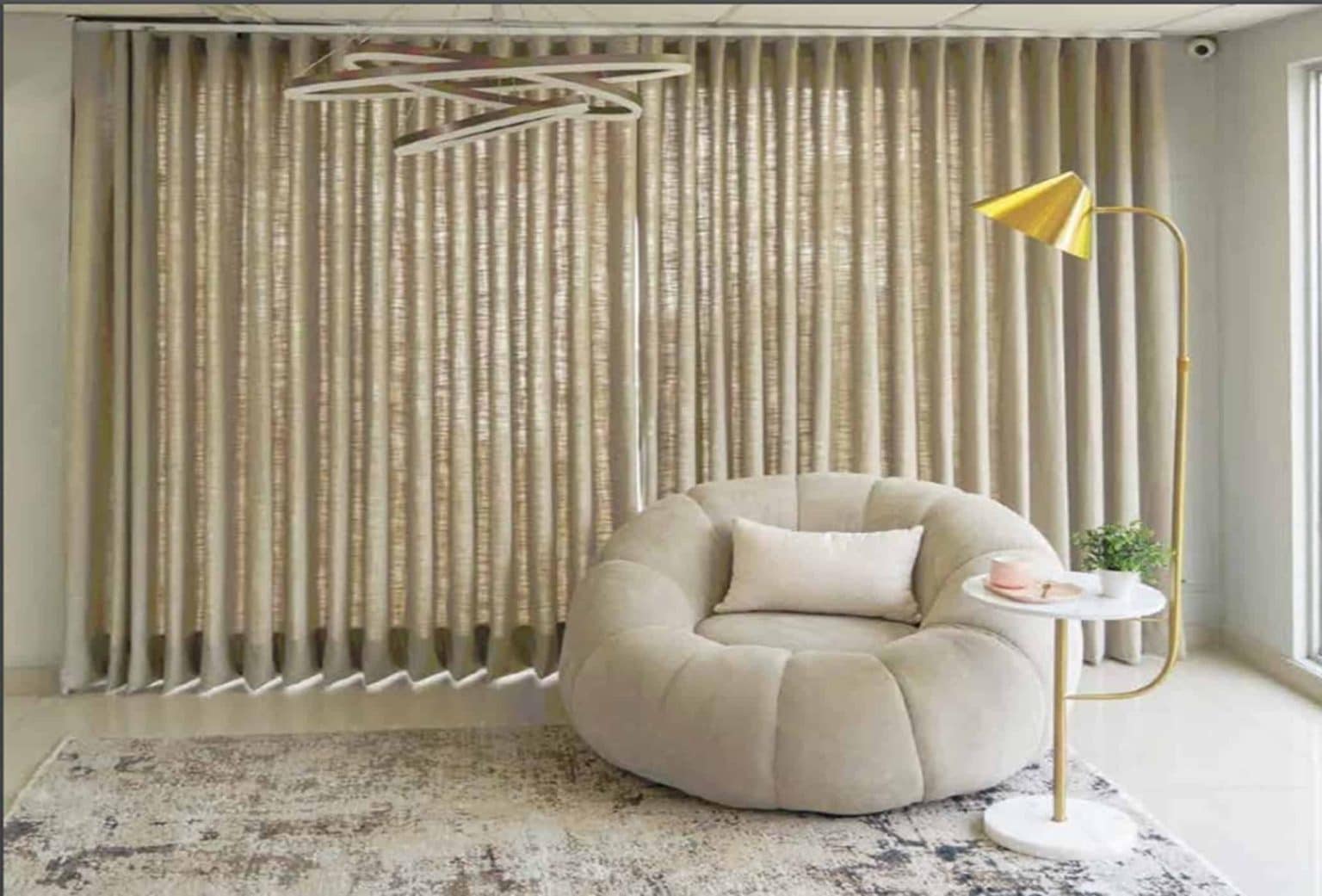 Cortinas de ondas con riel moderno instaladas en sala residencial de Sabaneta.