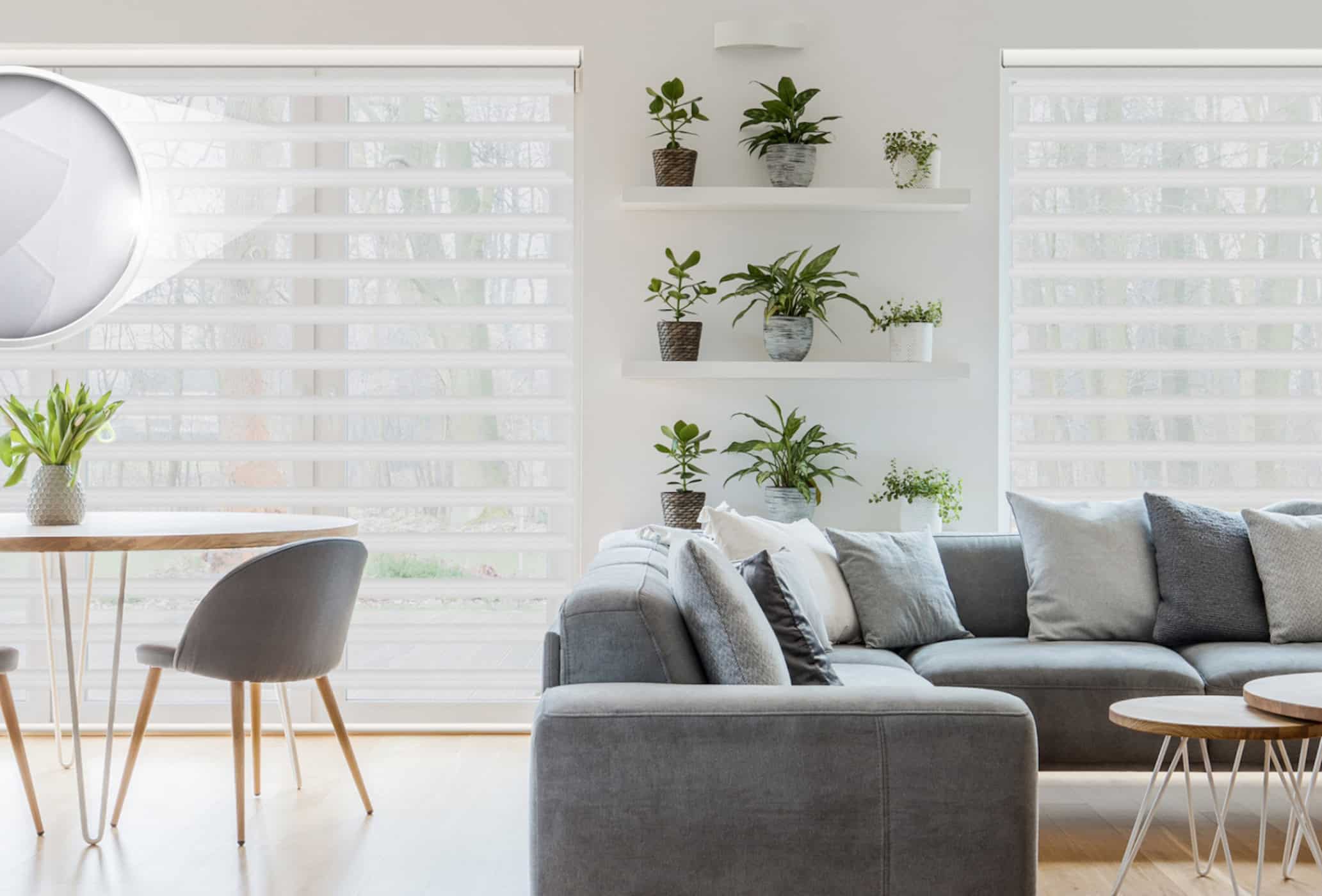 Instalación de cortinas Sheer Elegance de lujo en sala moderna en Medellín.