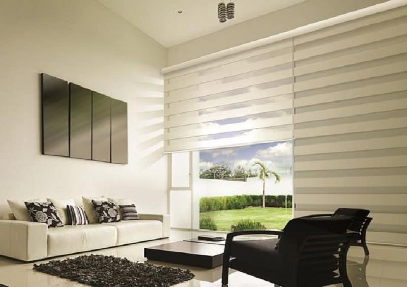 Cortinas Sheer Elegance instaladas en sala moderna en Medellín