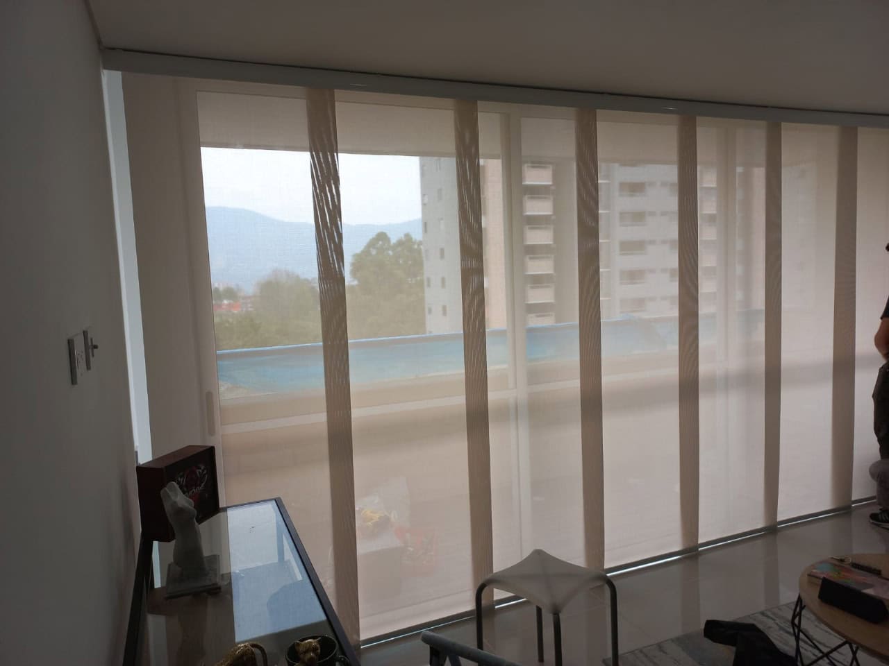Cortinas modernas instaladas por Tu Portale en una sala residencial en La Estrella, Antioquia.