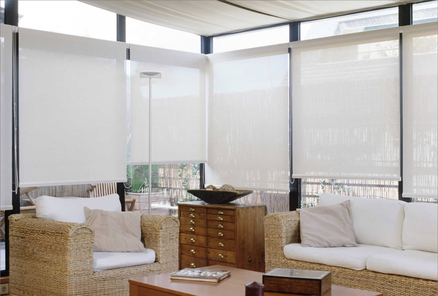 Instalación de persianas enrollables en sala de finca en Medellín - Servicio técnico profesional.