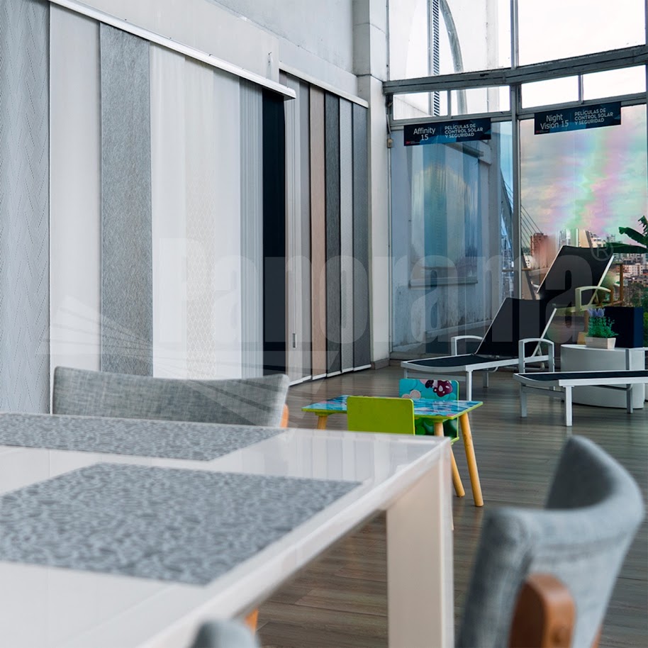 Panel japonés con lienzos combinados de diferentes texturas y colores personalizados.