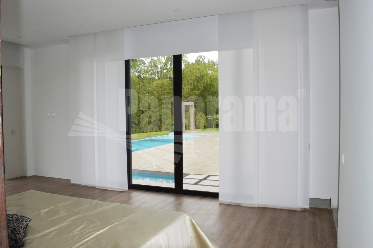 Panel japonés premium de tela trasluz para balcones y apartamentos en Medellín.