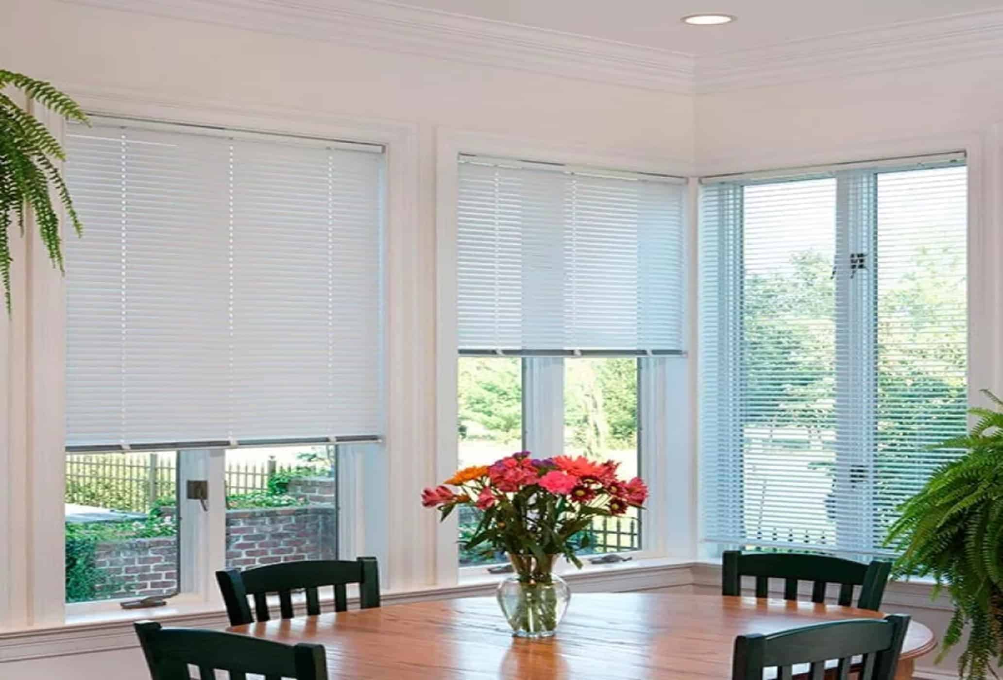 Persianas horizontales de madera y aluminio para oficinas en Sabaneta.